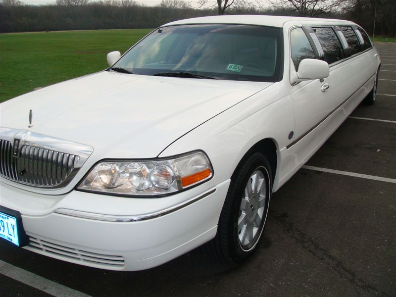 Lincoln Town Car 2005 white stretch 