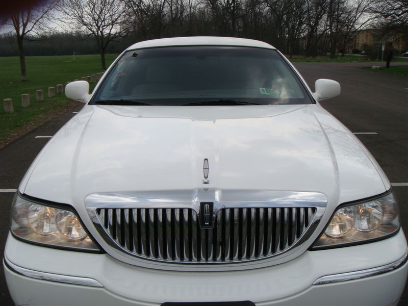 Lincoln Town Car 2005 white stretch 