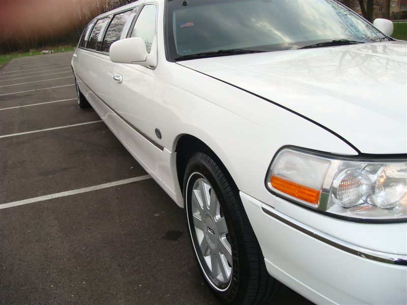 Lincoln Town Car 2005 white stretch 