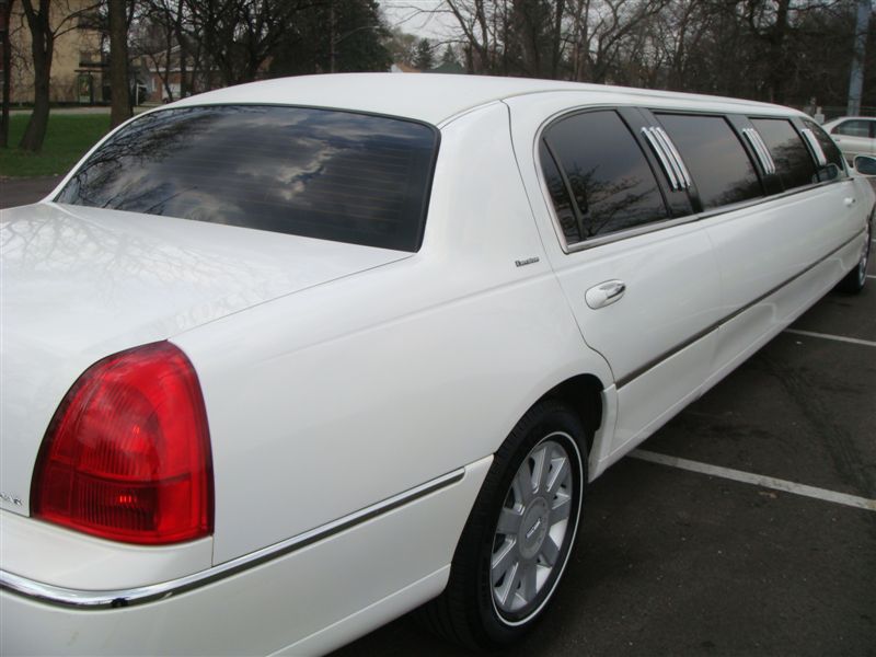 Lincoln Town Car 2005 white stretch 